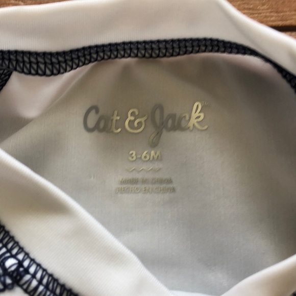 Swim shirt and matching trunks - Picture 5 of 6